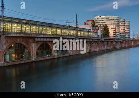 Stazione ferroviaria presso il fiume Sprea a Berlino al crepuscolo Foto Stock