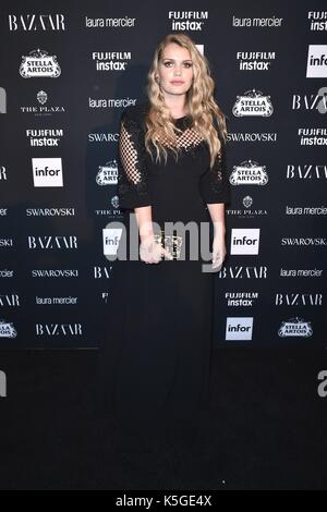 Suki Waterhouse agli arrivi per Harper's Bazaar: Icons Portfolio Launch Party - parte 2, The Plaza Hotel, New York, NY 8 settembre 2017. Foto di: Steven Ferdman/Everett Collection Foto Stock