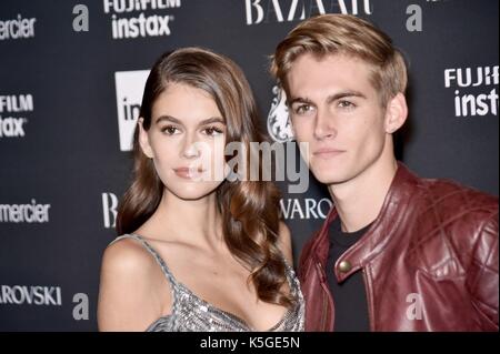 Kaia Gerber, Presley Gerber agli arrivi per il Bazaar di Harper: Festa di lancio del Portfolio delle icone - parte 2, The Plaza Hotel, New York, NY 8 settembre 2017. Foto di: Steven Ferdman/Everett Collection Foto Stock