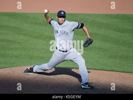 Baltimore, Maryland, Stati Uniti. 07th settembre 2017. New York Yankees rilievo lanciatore ben Heller (61) piazzole nel nono inning contro la Baltimora Orioles a Oriole Park a Camden Yards a Baltimora, MD Giovedi, 7 settembre 2017. Gli Yankees hanno vinto il gioco 9 - 1. Credito: Ron Sachs/CNP/MediaPunch (RESTRIZIONE: No New York o New Jersey Quotidiani o giornali nel raggio di 75 miglia di New York City) credito: MediaPunch Inc/Alamy Live News Foto Stock