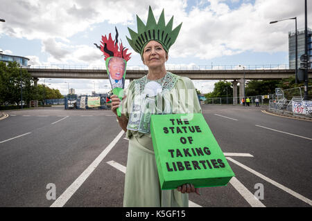 Londra, Regno Unito. Il 9 settembre, 2017. Continuano le proteste contro i bracci DSEi Fair (Difesa & attrezzature di sicurezza internazionale) - il più grande del mondo più grande fiera del braccio al centro Excel nella zona est di Londra. Attivista Glanville Auriel, coordinatore di Merton Amici della Terra, proteste nei pressi della porta est ingresso vestito nella sua creazione "la statua di assunzione di libertà". Credito: Guy Corbishley/Alamy Live News Foto Stock