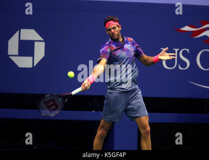 US Open Tennis: New York, 8 settembre, 2017 - Argentina Juan Martin Del Potro raggiunge per il rovescio a Rafael Nadal di Spagna nei loro semi finale corrisponde a US Open a Flushing Meadows, New York. Nadal ha vinto la partita in quattro serie di anticipo per la finale. Foto Stock