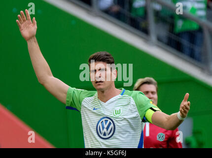 Wolfsburg, Germania. 9 Sep, 2017. Wolfsburg è mario gomez chiede la palla durante la Bundesliga tedesca partita di calcio tra vfl Wolfsburg e Hannover 96 nell'arena Volkswagen a Wolfsburg, in Germania, 9 settembre 2017. (Embargo condizioni - Attenzione: grazie alle linee guida di accreditamento, il dfl consente solo la pubblicazione e utilizzazione di fino a 15 immagini per corrispondenza su internet e nei contenuti multimediali in linea durante la partita.) Foto: Sila stein/dpa/alamy live news Foto Stock