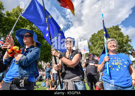 Londra, Regno Unito. Il 9 settembre 2017. Manifestanti Anti-Brexit wave bandiere e striscioni durante un popolo di marzo per l'Europa rally in piazza del Parlamento si batte per il Regno Unito continua ad essere membro dell'Unione europea. Credito: Stephen Chung / Alamy Live News Foto Stock