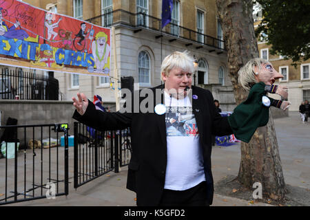 Londra, Regno Unito. Il 9 settembre, 2017. Drew Galdron esegue come FauxBoJo sulla base del Segretario degli esteri britannico Boris Johnson, su Whitehall, Londra centrale durante il popolo del marzo per l'Europa, un anti-Brexit rally, il 9 settembre 2017 Credit: Dominic Dudley/Alamy Live News Foto Stock