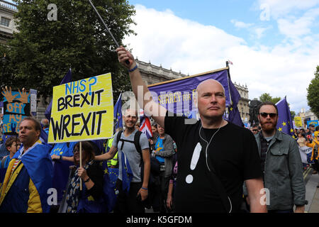 Londra, Regno Unito. Il 9 settembre, 2017. Una folla di pro-UE dimostranti marzo giù di Whitehall, Londra centrale durante il popolo del marzo per l'Europa il 9 settembre 2017 Credit: Dominic Dudley/Alamy Live News Foto Stock