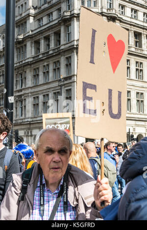 Londra, Regno Unito. 9 settembre 2017. I Love EU - uscita dalla manifestazione Brexit in Piazza del Parlamento, Westminster. I marchers chiedono che la Gran Bretagna rimanga nell'Unione europea. Foto Stock