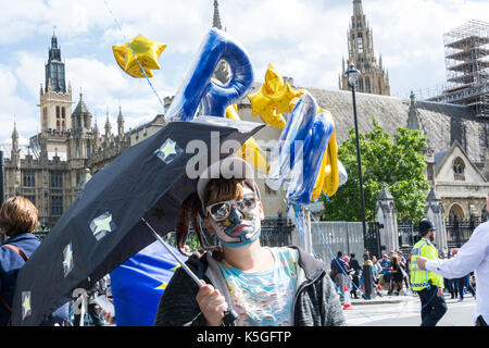 Londra, Regno Unito. 09Sep, 2017. Uscire da Brexit dimostrazione in piazza del Parlamento, Westminster. Dimostranti esigono che la Gran Bretagna soggiorni nell'Unione europea. Credito: Benjamin John/Alamy Live News Foto Stock