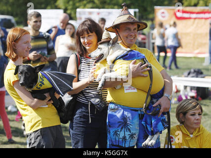 Kiev, Ucraina. 9 Sep, 2017. I cani con i loro padroni prendere parte alla competizione durante un giubileo esposizione di cani Mongrel 'Coppa di barbos - 2017' di Kiev, in Ucraina, il 9 settembre 2017. Credito: serg glovny/zuma filo/alamy live news Foto Stock