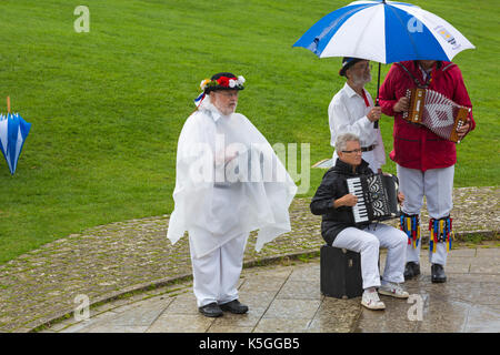 Swanage, Dorset, Regno Unito. 9 Sep, 2017. La folla gregge a Swanage Folk Festival per il XXV anniversario per vedere i gruppi di danza e musica lungo il lungomare. Il meteo misti, sole e pioggia, non scoraggiare i loro spiriti. Credito: Carolyn Jenkins/Alamy Live News Foto Stock