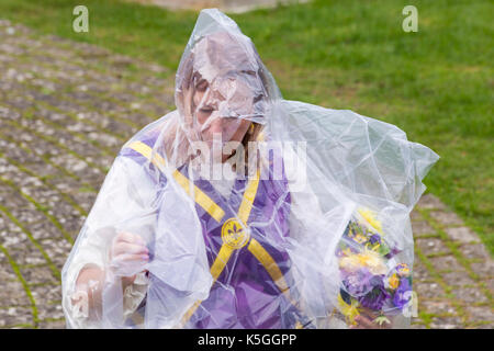 Swanage, Dorset, Regno Unito. 9 Sep, 2017. Regno Unito meteo: heavy rain e tuoni a Swanage. Fleur de Lys Morris ballerino in poncho trasparente mantenendo asciutto. Credito: Carolyn Jenkins/Alamy Live News Foto Stock