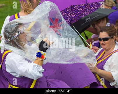 Swanage, Dorset, Regno Unito. 9 Sep, 2017. Regno Unito meteo: heavy rain e tuoni a Swanage. Fleur de Lys Morris ballerini mettere ombrelloni e mettere il poncho per mantenere asciutto. Credito: Carolyn Jenkins/Alamy Live News Foto Stock