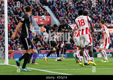 Stoke-on-Trent, Regno Unito. 09Sep, 2017. paul pogba del manchester united punteggi il suo lato del primo obiettivo di uniformare e rendere il cliente 1-1 durante il match di premier league tra stoke city e manchester united bet365 a stadium il 9 settembre 2017 a Stoke-on-Trent, Inghilterra. Credito: immagini di phc/alamy live news Foto Stock