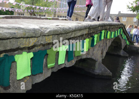 Bourton-on-the-acqua, UK. 9 Sep, 2017. 500 ciclo a maglia Maglioni decorate Bourton-on-the-acqua, Regno Unito nella celebrazione del tour della Gran Bretagna passando attraverso il villaggio. Credito: Carl Hewlett/Alamy Live News. Foto Stock