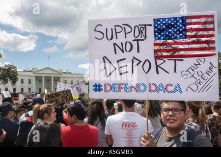 Washington, DC, Stati Uniti d'America. Il 9 settembre, 2017. I dimostranti davanti alla Casa Bianca protesta il presidente Donald Trump per la decisione di fase out DACA, l azione differita per l infanzia programma arrivi, che ha fornito i permessi di lavoro per circa 800.000 clandestini che erano stati portati negli Stati Uniti come giovani bambini. Bob Korn/Alamy Live News Foto Stock