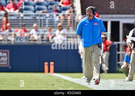 Oxford, MS, STATI UNITI D'AMERICA. 9 Sep, 2017. La Mississippi coach Matt Luca passeggiate lungo il margine durante il secondo trimestre di un collegio di NCAA Football gioco contro Tennessee-Martin a Vaught-Hemmingway Stadium di Oxford, MS. La Mississippi ha vinto 45-23. Austin McAfee/CSM/Alamy Live News Foto Stock