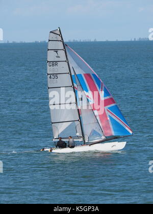 Sheerness, Kent, Regno Unito. 9 Sep, 2017. La 59a Isle of Sheppey intorno all isola di gara. La gara è stata istituita dal 1959, ed è il Regno Unito più lunga del canotto annuale, catamarano e windsurf di alcune corse 35-40 miglia (a seconda del vento & marea). Il corso è una in senso orario il periplo dell'isola di partenza e di arrivo da Isle of Sheppey Sailing Club, Sheerness. Quest'anno 65 craft hanno gareggiato (114 persone). Nonostante la prospettiva di cattivo tempo, condizioni ideali ha prevalso - sole e una forza 3-4 ponentino. Nella foto: un Tornado catamarano. Credito: James Bell/Alamy Live News Foto Stock