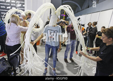 Kiev, Ucraina. 9 Sep, 2017. Modelli preparare backstage, durante l'ucraino della settimana della moda a Kiev in Ucraina, il 09 settembre 2017. L'evento di moda presenta le collezioni 2017/18 da ucraini e designers internazionali dal 04 al 09 settembre 2017. Credito: serg glovny/zuma filo/alamy live news Foto Stock