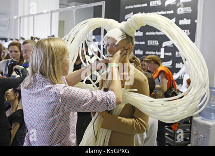 Kiev, Ucraina. 9 Sep, 2017. Modelli preparare backstage, durante l'ucraino della settimana della moda a Kiev in Ucraina, il 09 settembre 2017. L'evento di moda presenta le collezioni 2017/18 da ucraini e designers internazionali dal 04 al 09 settembre 2017. Credito: serg glovny/zuma filo/alamy live news Foto Stock