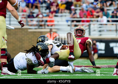 Chestnut Hill, Massachusetts, STATI UNITI D'AMERICA. 9 Sep, 2017. Il Boston College Eagles quarterback Anthony marrone (13) è deposto da Wake Forest Demon diaconi defensive back Cedric Jiles (5) durante il NCAA division 1 partita di calcio tra la Wake Forest Demon diaconi e il Boston College Eagles tenutosi a Alumni Stadium di Chestnut Hill, Massachusetts. Wake Forest sconfigge il Boston College 34-10. Eric Canha/CSM/Alamy Live News Foto Stock