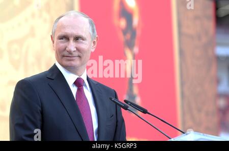 Il presidente russo Vladimir Putin sorride all'inizio della FIFA World Cup Trophy tour al luzhniki grand arena sportiva settembre 9, 2017 a Mosca, in Russia. la coppa del mondo fifa visiterà 24 città russe e 50 paesi prima dell'inizio della Coppa del mondo la Russia 2018. Foto Stock