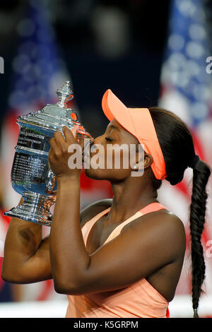 New York, Stati Uniti. 09Sep, 2017. US Open Tennis: New York, 9 settembre, 2017 - Sloane Stephens degli Stati Uniti bacia il trofeo dopo aver sconfitto il connazionale americano Madison i tasti per catturare il suo primo US Open singles titolo. in Flushing Meadows, New York. Credito: Adam Stoltman/Alamy Live News Foto Stock