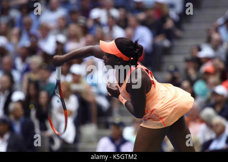 New York, Stati Uniti. 09Sep, 2017. US Open Tennis: New York, 9 settembre, 2017 - Sloane Stephens degli Stati Uniti che serve per il suo modo per sconfiggere il connazionale americano Madison i tasti per catturare il suo primo US Open donne singoli titolo in Flushing Meadows, New York. Credito: Adam Stoltman/Alamy Live News Foto Stock
