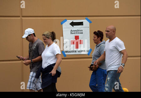 Miami, Stati Uniti d'America. 9 Sep, 2017. Le persone sono considerate in un rifugio in miami-Dade County Fair expo center di Miami, come uragano "irma" si avvicina, a Miami, Florida, Stati Uniti, sept. 9, 2017. circa 5.6 milioni di persone in Florida sono stati ordinati per evacuare, mentre 54.000 floridians hanno preso rifugio in 320 rifugi in Florida. forecasters si aspettano che l'uragano a colpire la florida domenica mattina presto. Credito: yin bogu/xinhua/alamy live news Foto Stock