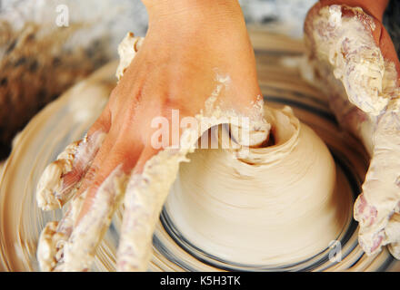 Mani lavorando sulla ruota in ceramica Foto Stock