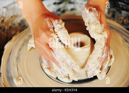 Mani lavorando sulla ruota in ceramica Foto Stock