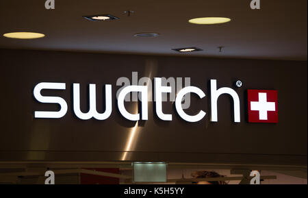 Graz, Austria - 8 Settembre 2017: Swatch logo sopra l'ingresso del negozio a Seiersberg Shopping Centre Foto Stock