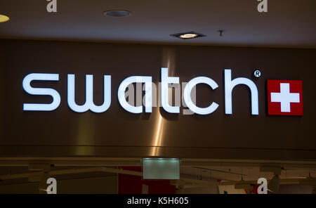 Graz, Austria - 8 Settembre 2017: Swatch logo sopra l'ingresso del negozio a Seiersberg Shopping Centre Foto Stock