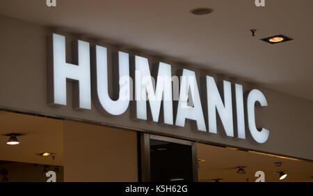 Graz, Austria - 8 Settembre 2017: Humanic logo sopra l'ingresso del negozio a Seiersberg Shopping Centre Foto Stock