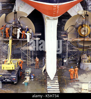 QE2 ormeggiato nel re Giorgio V bacino di carenaggio Southampton, in Inghilterra, dove le eliche sono state sostituite in seguito ad un riattacco in Germania - 1986-1987 Foto Stock