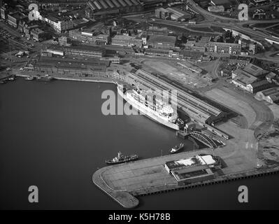 Vista aerea di un Townsend-Thoresen canale trasversale traghetto per trasporto auto e passeggeri ormeggiato a Southampton Docks, Southampton, Hampshire, Inghilterra, Regno Unito - fotografia scattata su lunedì 14 febbraio 1983 Foto Stock