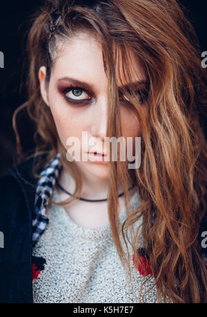 Close-up verticale del triste bella (grunge rock) ragazza Foto Stock