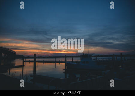 Arancione tramonto sulla spiaggia Foto Stock