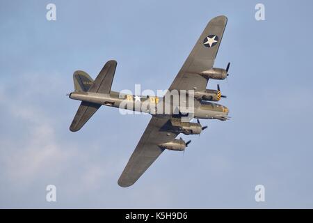 Boeing B-17G Flying Fortress - Sally B battenti con la sua bomba bay con le porte aperte Foto Stock