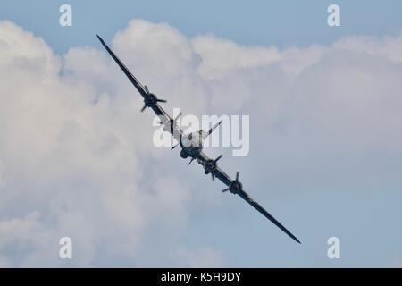 Boeing B-17G Flying Fortress - Sally B battenti con la sua bomba bay porte aperte al 2017 Bournemouth Air Festival Foto Stock