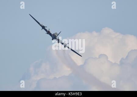 Boeing B-17 Flying Fortress con fumo di forma finale i suoi motori in memoria dei membri del Comando Bombardieri Foto Stock