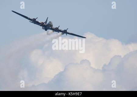 Boeing B-17 Flying Fortress con fumo di forma finale i suoi motori in memoria dei membri del Comando Bombardieri Foto Stock