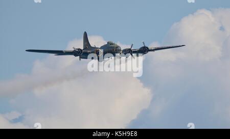 Boeing B-17 Flying Fortress con fumo di forma finale i suoi motori in memoria dei membri del Comando Bombardieri Foto Stock