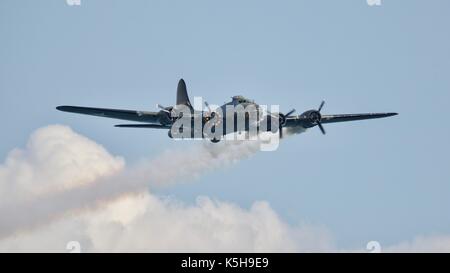 Boeing B-17 Flying Fortress con fumo di forma finale i suoi motori in memoria dei membri del Comando Bombardieri Foto Stock