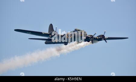 Boeing B-17 Flying Fortress con fumo di forma finale i suoi motori in memoria dei membri del Comando Bombardieri Foto Stock