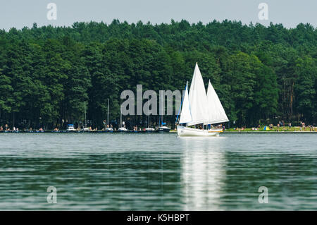 Barca a vela sul lago Zdworskie, Polonia Foto Stock