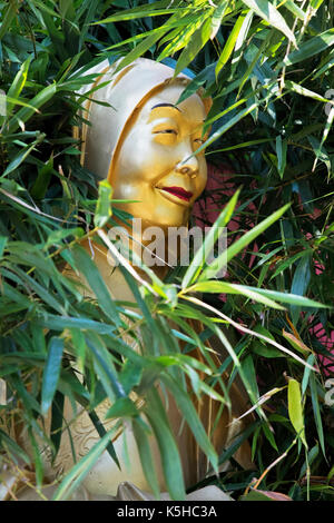 Lifesize statue di Buddha linea la passerella di il Monastero dei Diecimila Buddha in hong kong cina Foto Stock