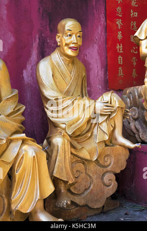 Lifesize statue di Buddha linea la passerella di il Monastero dei Diecimila Buddha in hong kong cina Foto Stock