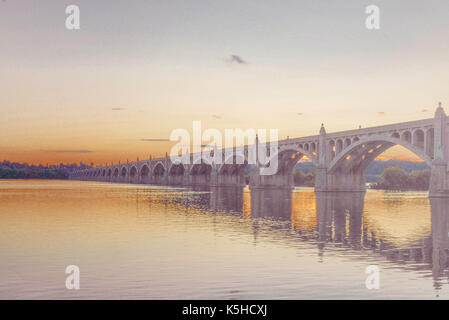 Veterans Memorial ponte che attraversa il fiume Susquehanna tra Wrightsville PA e Columbia PA Foto Stock