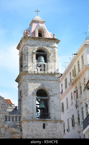 L'Avana, Cuba - Luglio 24, 2016: il campanile della cattedrale della Vergine Maria dell'Immacolata Concezione in stile barocco e realizzati principalmente Foto Stock