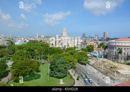 L'Avana, Cuba - Luglio 24, 2016: Havana City visto dall'Iberostar Parque Central Hotel. in primo piano è parque central guardando verso il gran t Foto Stock